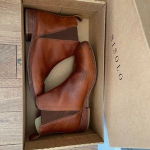 Nisolo Everyday Chelsea Boot (Brandy) in Size 9.5